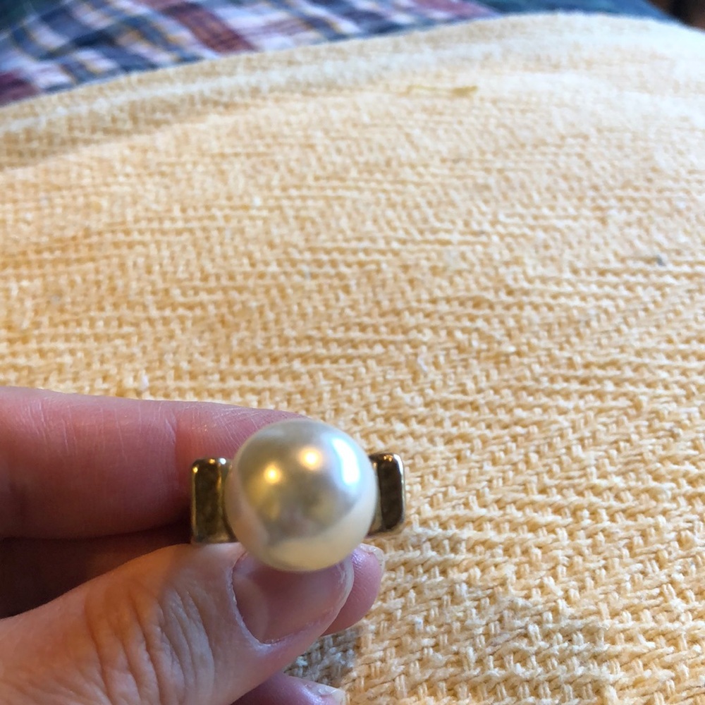 Women’s size 7 gold and pearl ring